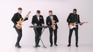 Stüdyoda konserden önce çok uluslu bir grup şarkı prova ediyor.