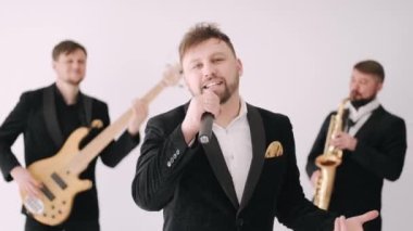 Stüdyoda orkestrayla şarkı söyleyen vokalistin portresi