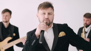 Stüdyoda orkestrayla şarkı söyleyen vokalistin portresi