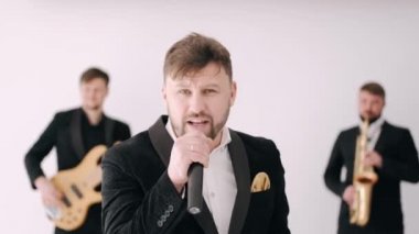 Stüdyoda orkestrayla şarkı söyleyen vokalistin portresi