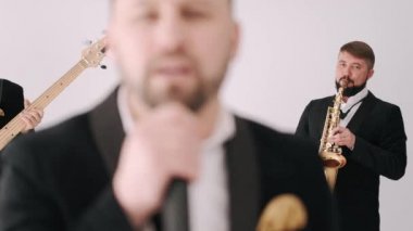 Stüdyoda orkestrayla şarkı söyleyen vokalistin portresi