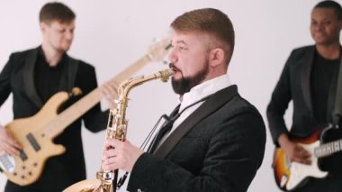 Stüdyoda konserden önce çok uluslu bir grup şarkı prova ediyor.