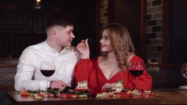 Casal jantando juntos no vintage e restaurante chique — Vídeo de Stock