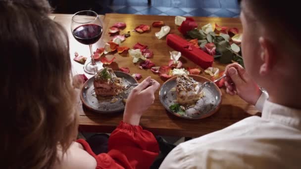 Καλλιεργημένη άποψη του άνδρα και της γυναίκας που τρώνε σε φανταχτερό εστιατόριο — Αρχείο Βίντεο