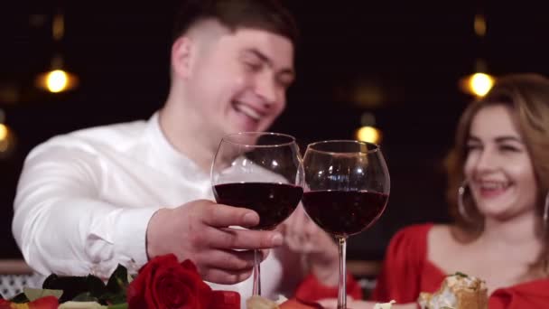 Portret van een vrouw en een man die rode wijn drinken in restaurant — Stockvideo