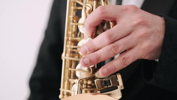 Primo piano dell'uomo in giacca e cravatta che tiene il sassofono e canta — Video Stock