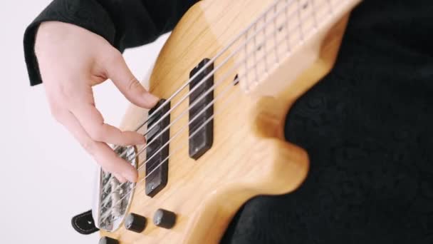 Обрезанный вид мужских рук, играющих на гитаре в студии — стоковое видео