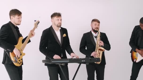 Nadnárodní kapela nacvičuje píseň před koncertem ve studiu — Stock video