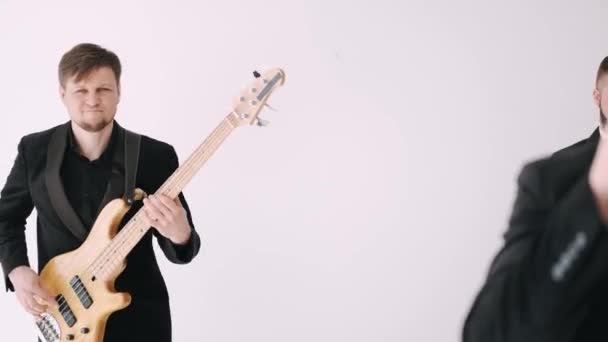 Porträt des Gitarristen, der mit Band im Tonstudio ein Lied performt — Stockvideo