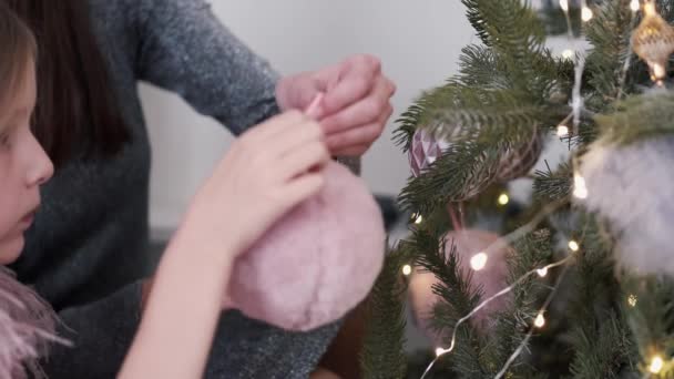 Mor og datter udsmykning juletræ sammen hjemme – Stock-video