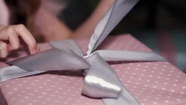 Ausgeschnittene Ansicht der Prozesse der Öffnung rosa Schachtel mit Geschenk — Stockvideo