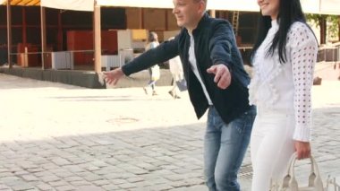 Avrupalı ebeveynler oğluyla şehirde yürüyor.