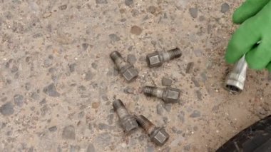 Tekerlek fındıkları bir sürücü tarafından sökülüyor.