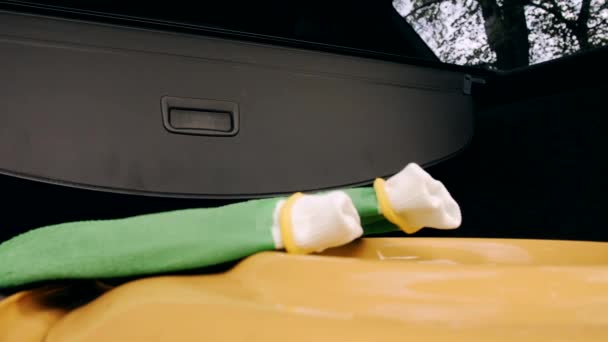 Le gros plan d'un les gants spéciaux dans un camion de voiture — Video