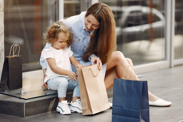 Madre e hija con bolsa de compras en una ciudad — Foto de Stock