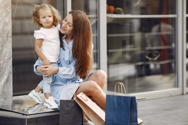 도시에서 쇼핑백을 들고 있는 어머니와 딸 — 스톡 사진