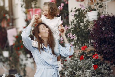 Anne ve kızı bir yaz şehrinde oynuyorlar.