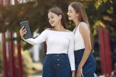 Bir bahar parkında iki zarif ve şık kız.