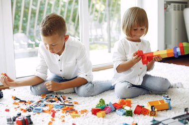 Çocuklar oyun odasında lego oynuyorlar.