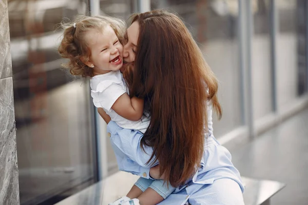 Mãe com filha brincando em uma cidade de verão — Fotografia de Stock