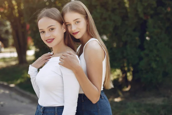 Twee elegante en stijlvolle meisjes in een lentepark — Stockfoto