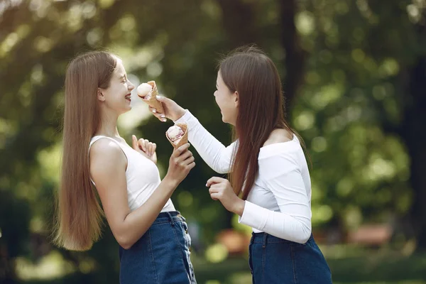 Due ragazze eleganti ed eleganti in un parco primaverile — Foto Stock