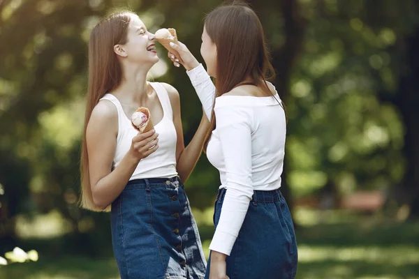 Дві елегантні і стильні дівчата в весняному парку — стокове фото