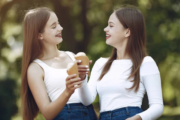 Twee elegante en stijlvolle meisjes in een lentepark — Stockfoto