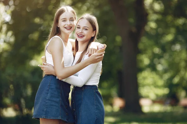 Dos chicas elegantes y elegantes en un parque de primavera — Foto de Stock