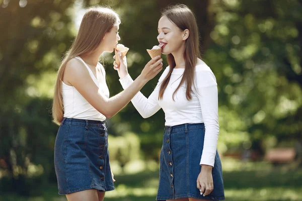 Två eleganta och eleganta tjejer i en vårpark — Stockfoto