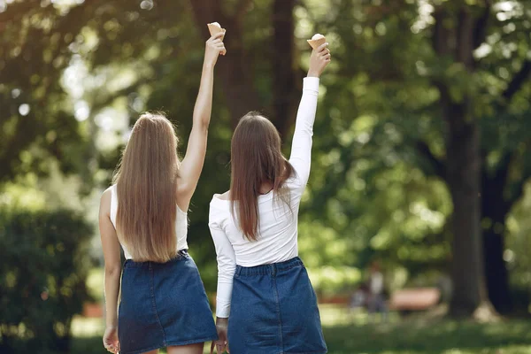 Duas meninas elegantes e elegantes em um parque primaveril — Fotografia de Stock