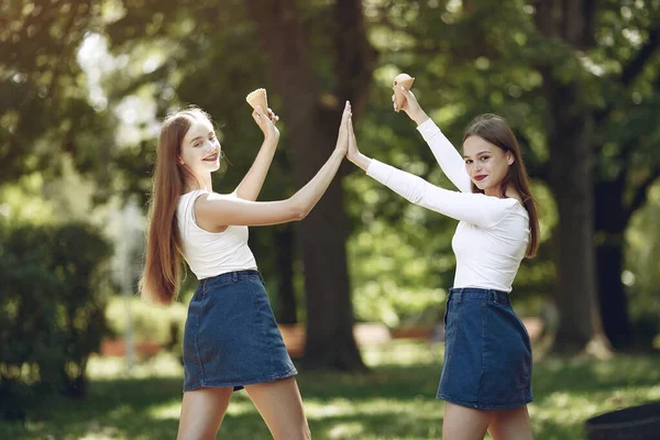 Due ragazze eleganti ed eleganti in un parco primaverile — Foto Stock