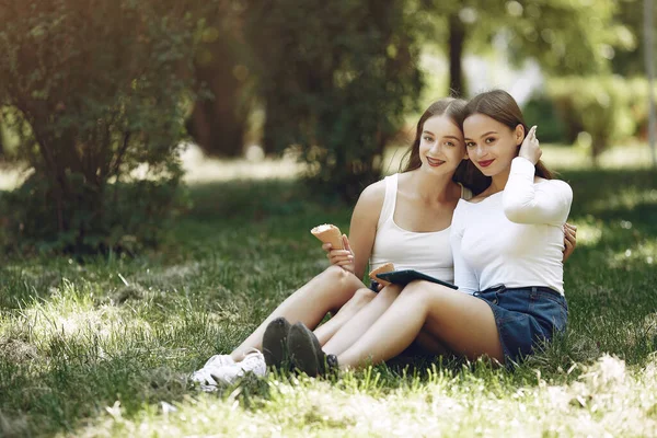 Dua gadis elegan dan bergaya di taman musim semi — Stok Foto