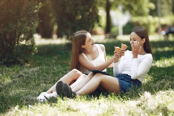 Duas meninas elegantes e elegantes em um parque primaveril — Fotografia de Stock