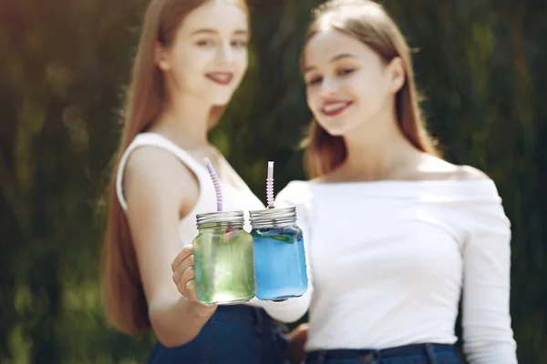 Duas meninas elegantes e elegantes em um parque primaveril — Fotografia de Stock