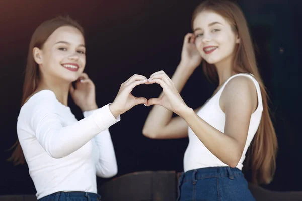 Due ragazze eleganti ed eleganti in un parco primaverile — Foto Stock