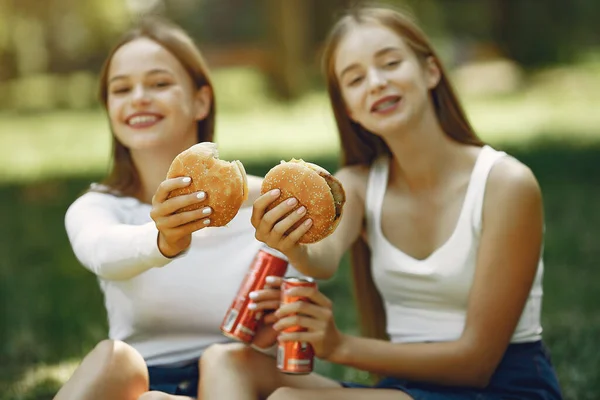 Zwei elegante und stilvolle Mädchen in einem Frühlingspark — Stockfoto