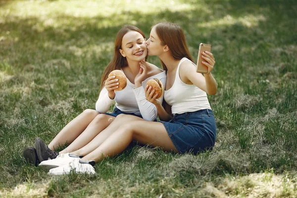스프링 파크에 있는 우아하고 세련 된 두 소녀 — 스톡 사진
