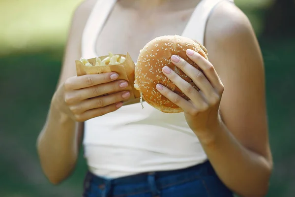 Ragazza carina ed elegante con un humburger — Foto Stock