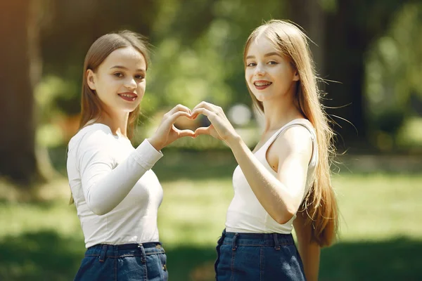 Δύο κομψά και κομψά κορίτσια σε ένα πάρκο άνοιξη — Φωτογραφία Αρχείου