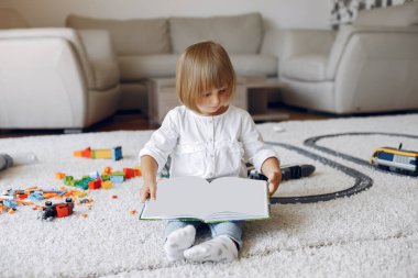 Çocuk oyun odasında kitapla oynuyor.