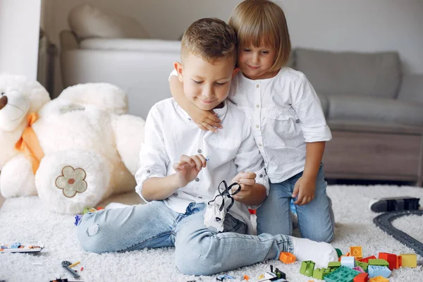 Crianças brincando com lego em uma sala de jogos — Fotografia de Stock