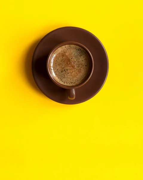 Espresso americano kupa. Sárga tábla — Stock Fotó