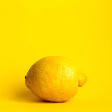Sarı arkaplanda limon