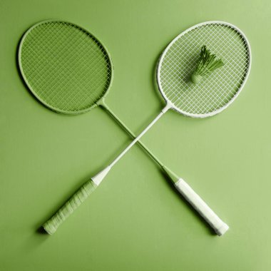 Yeşil badminton raket