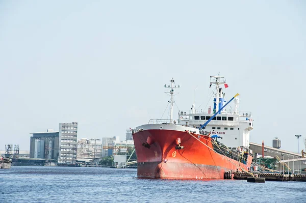 Logistieke concept, rode schip geparkeerd in de rivier. — Stockfoto