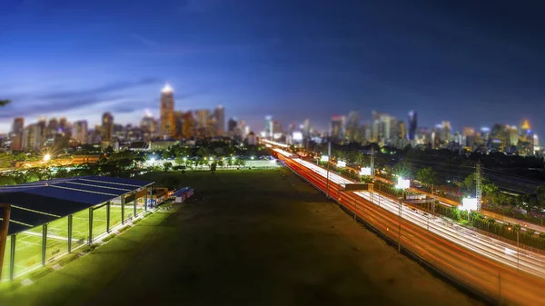 Drogi przez obszaru biznesowego miasta Bangkok w wieczór niebieski niebo, — Zdjęcie stockowe