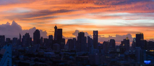 Silhouette Himmelslinie von Bangkok Stadt in der Dämmerung bunten Himmel — Stockfoto