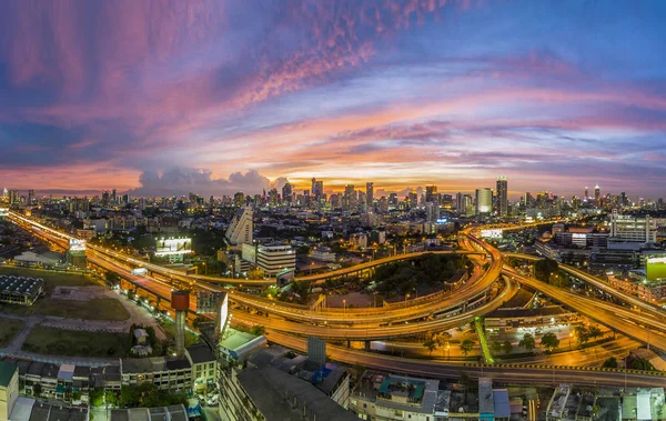 Ekspres renkli gökyüzü twilight ile Bangkok şehrinin üzerinde trafik sıkışıklığı