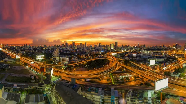 L'embouteillage sur les autoroutes de la ville de Bangkok avec un ciel coloré crépuscule — Photo